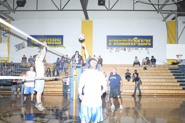 Jace Billingsley (L) goes up for the block./Taylor LaTray • The Brand