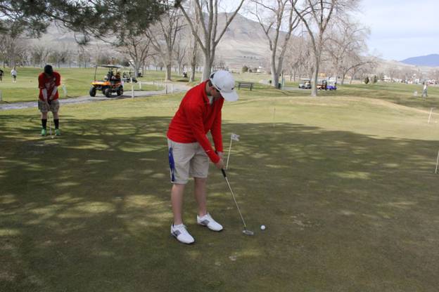 Boys golf holds scrimmage Friday