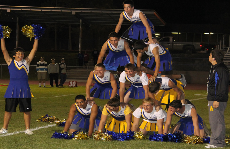 Pyramid stunt performed by the Powderpuff cheer team./Justin Albright• The Brand