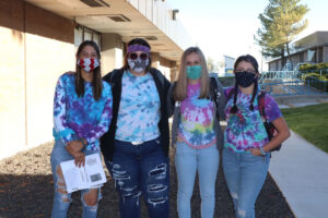 Lowry Students gather for a picture in their tie-dye clothes/ Araceli Galarza • Lowry Multimedia Communication