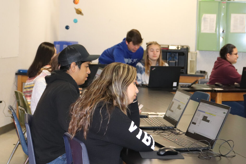 Students working in Mr. Scott Santos' PLTW class./Araceli Galarza • Lowry Digital Media