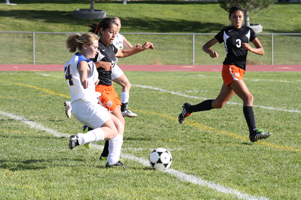 Girl’s varsity soccer comes back to defeat Vaqueros