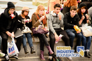 Students sitting together eating lunch./ Courtesy • Garry Knight via Flickr