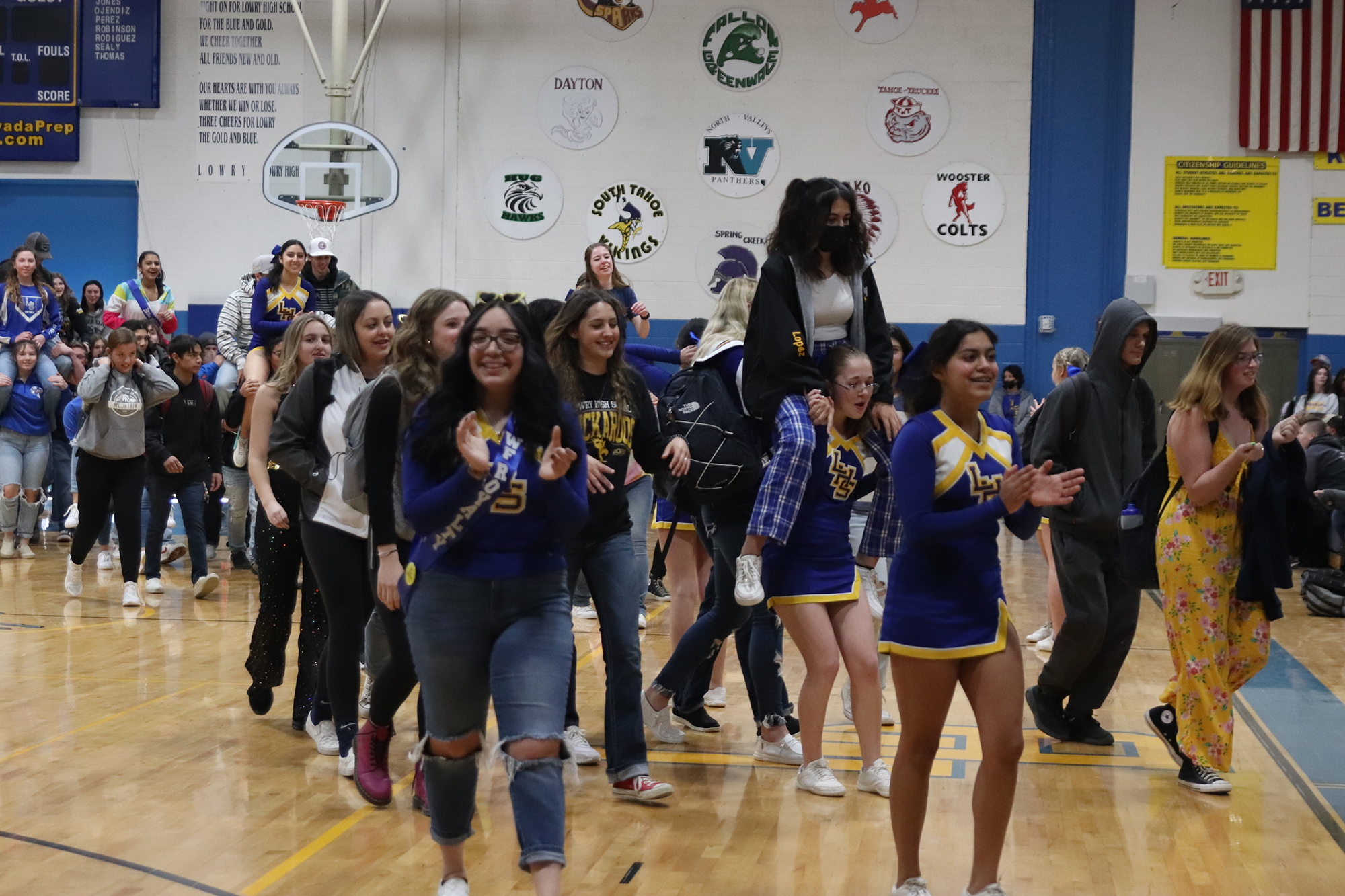 The senior class enters the pep assembly while chanting./Luz Magaña • The Brand