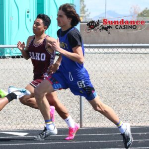 Ryder Huitt pushes himself to run harder in the 400m at the Lowry-hosted track meet./ Alexa Toscano • The Brand