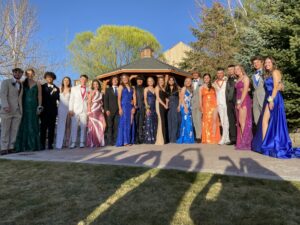 A group of students smiles together before going to the prom dance./ Alexis Galarza • The Brand 