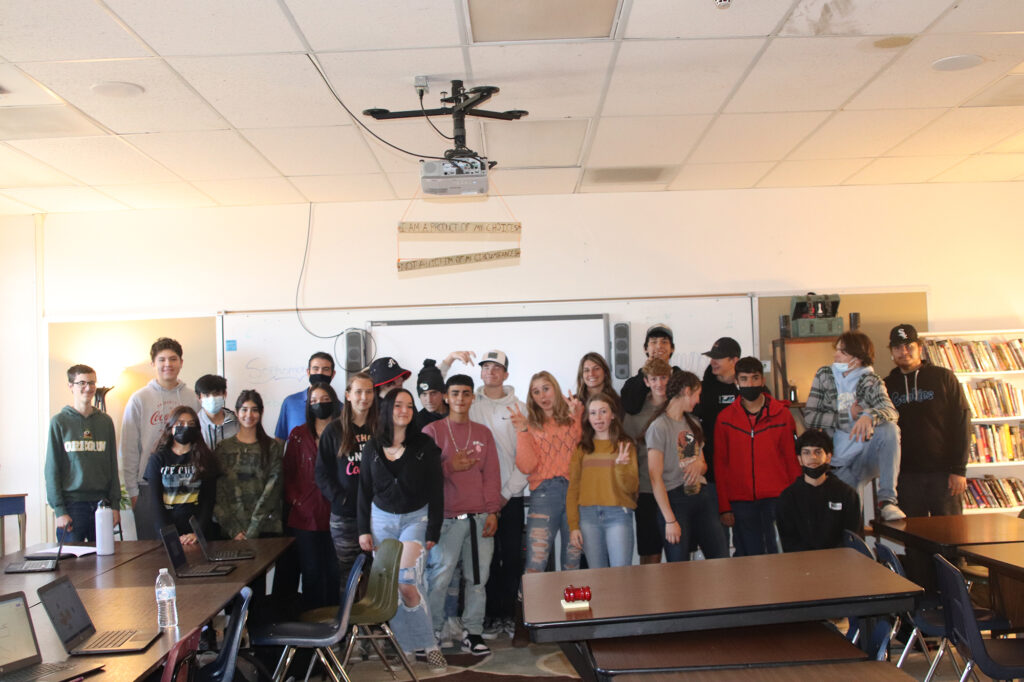 Mr. Westmoreland’s English class pose together for a class picture./ Danielle Scott • The Brand
