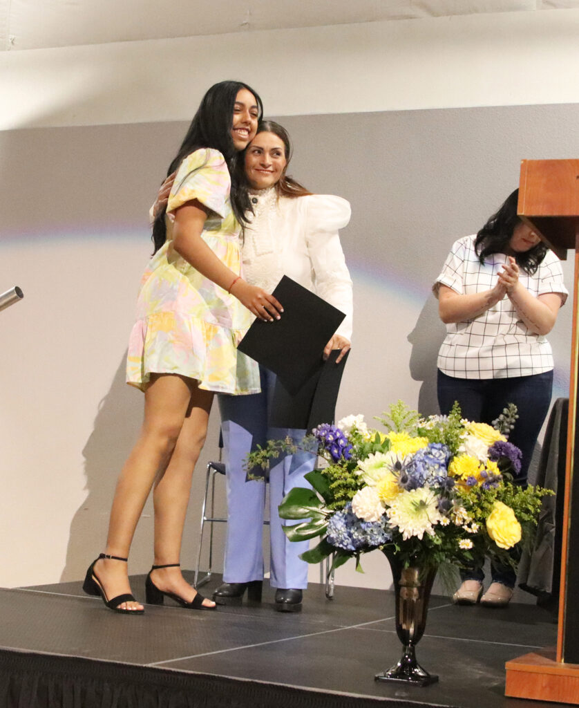 Luz Magaña receives a scholarship./Ron Espinola • The Brand