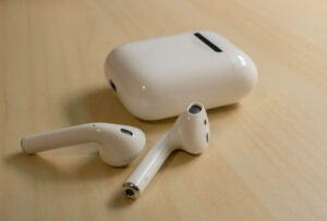 Apple AirPods./ Courtesy • Wikimedia Commons