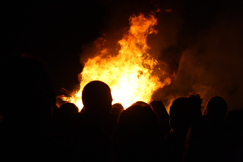 Students gather around the fire to stay warm on Thursday night./ Maddi Rose• The Brand