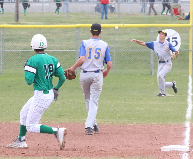 Sterling Dennis throws a ball from the outfield as Kyle Schultz looks on./Levi Lloyd • Lowry Baseball