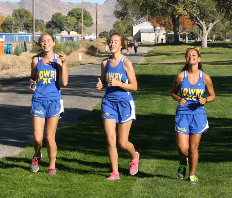 Shannon Munk, Camryn Maher, and Alexandra Ziemer run at the golf course./ Nick Maddox • The Brand