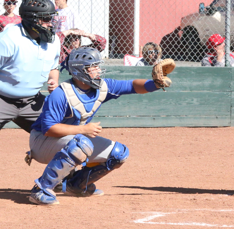 Donovan Brumm catches the ball./ Levi Lloyd • Lowry Baseball