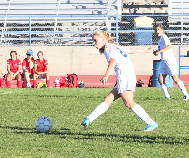 Audrey Snow passes the ball./Ron Espinola • The Brand