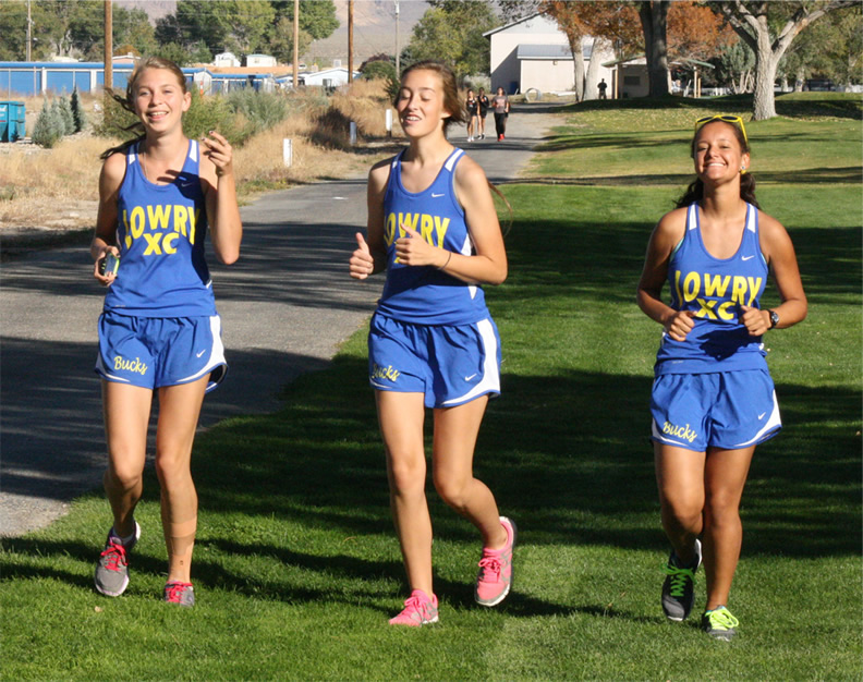 Shannon Munk, Camryn Maher, Alex Ziemer warm up for the race./Nick Maddox • The Brand