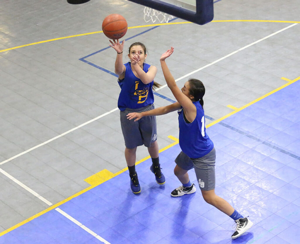 Kelcey Smith and Ariana Galindo at practice./ Ron Espinola • The Brand 