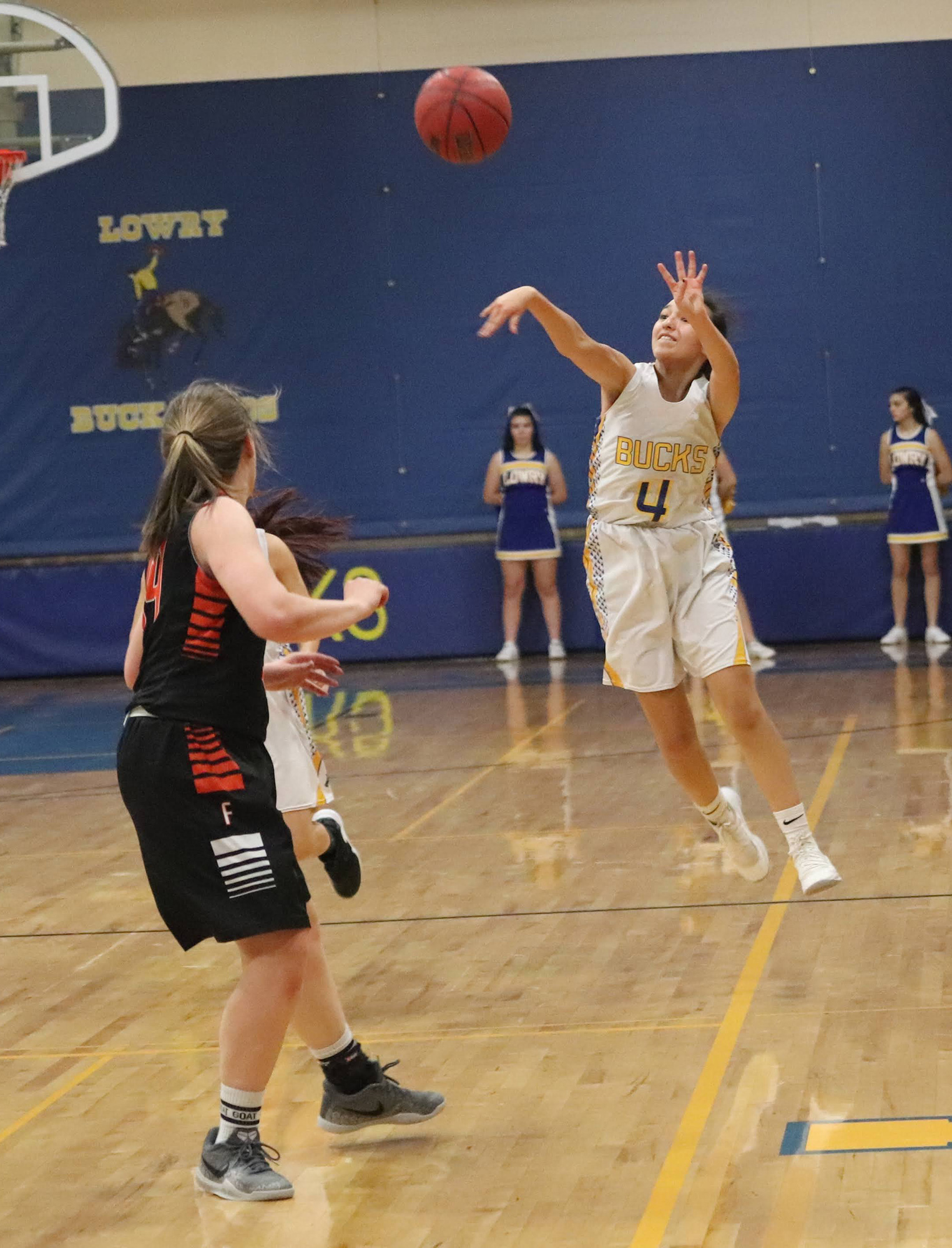 Arianna Galindo makes a long pass./Ron Espinola • The Brand