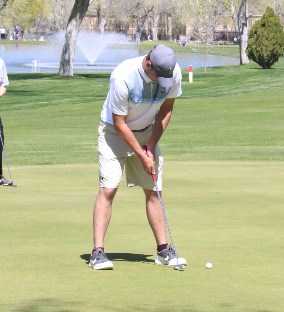 Kobe Stoker tries to sink a putt./Riley Sakurada • The Brand