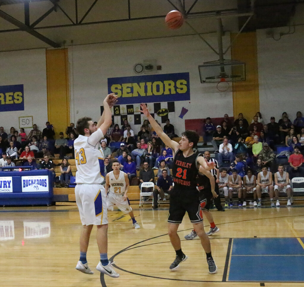 Kyle Sappington and Dorsey Naveran go down court./ Peyton Capellen • The Brand