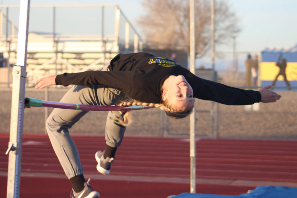 Mckenzi Peterson high jumping./Octavio Ruiz • The Brand