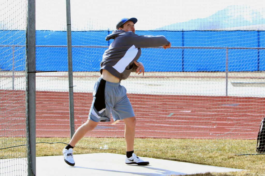 Jasper Glasgow throws discus./Ron Espinola • The Brand 