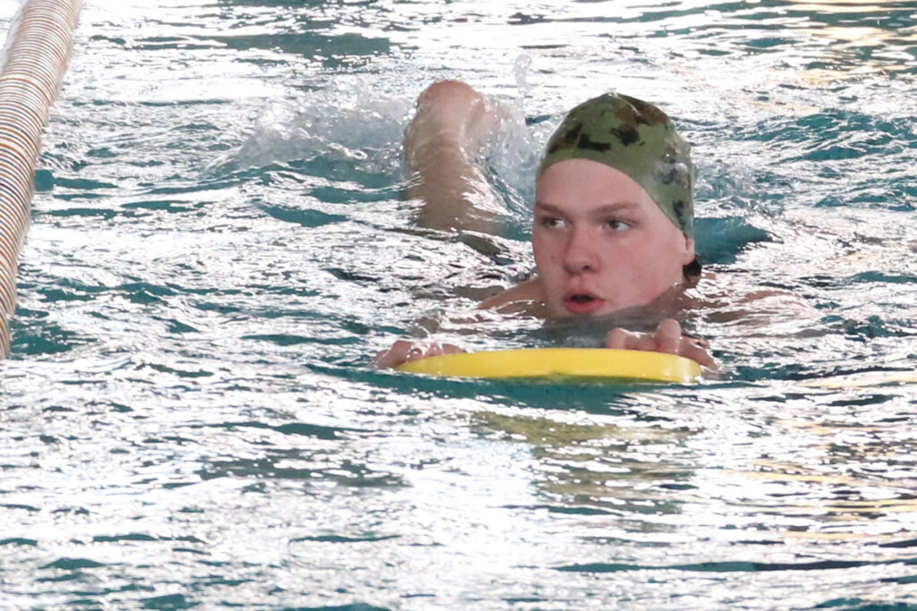 Ashton Kalkoske gets prepared for a meet./ Araceli Galarza • The Brand 