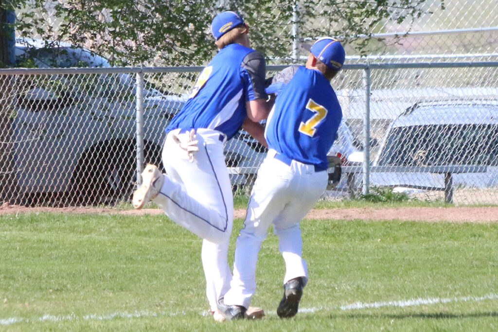 Riley Sakurada and Ridge Rickets fight to catch a ball./ Ron Espinola • The Brand