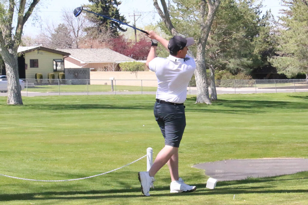 Peyton Capellan hits off the tee at the team’s home course./ Riley Sakurada • The Brand