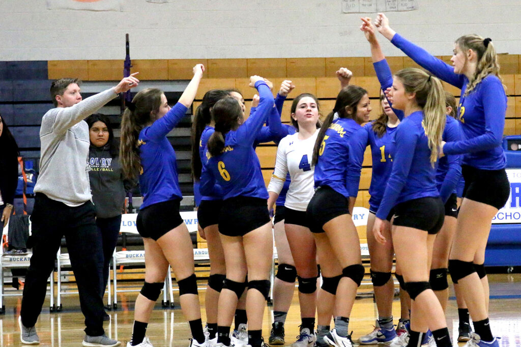 The varsity volleyball at the end of a match./Adara Arias • The Brand