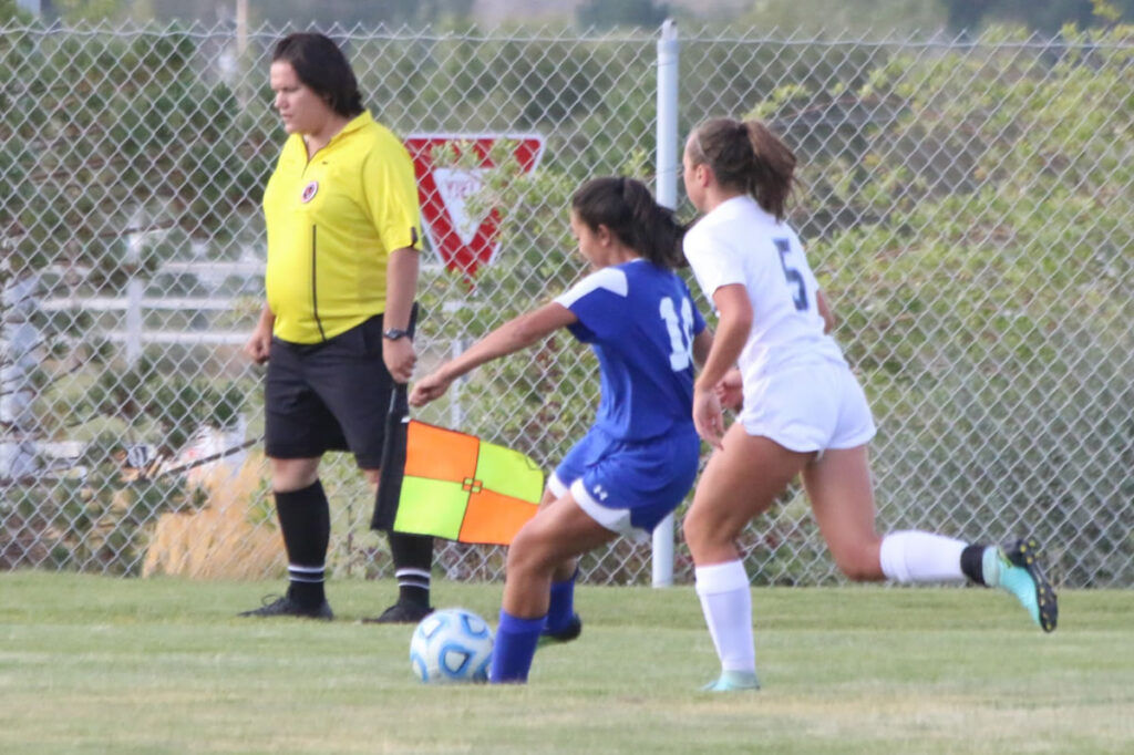 
Julianna Gonzalez passes the ball to a teammate./Wyatte Sakurada • The Brand