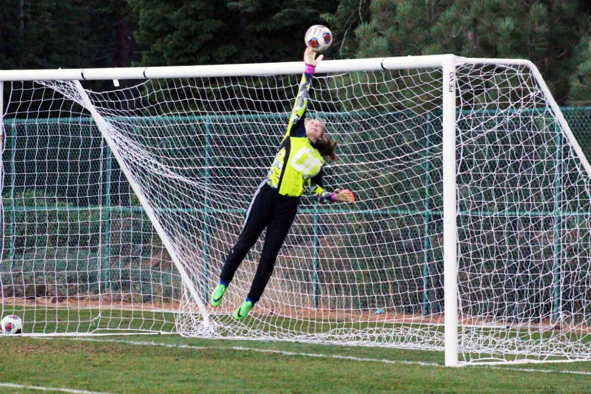 Girls varsity soccer has disappointing Homecoming weekend
