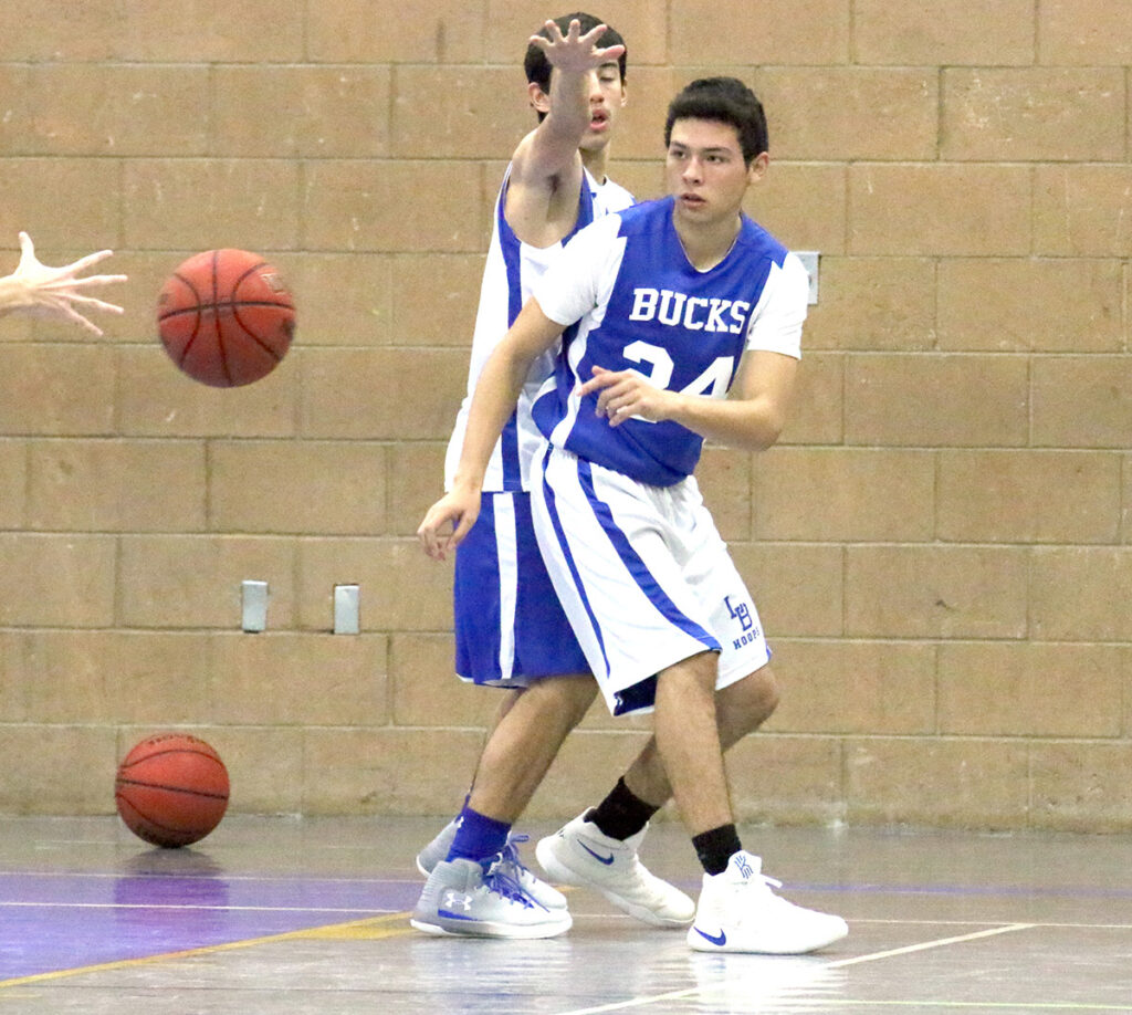 Alberto Medina receives a pass./Ron Espinola • The Brand