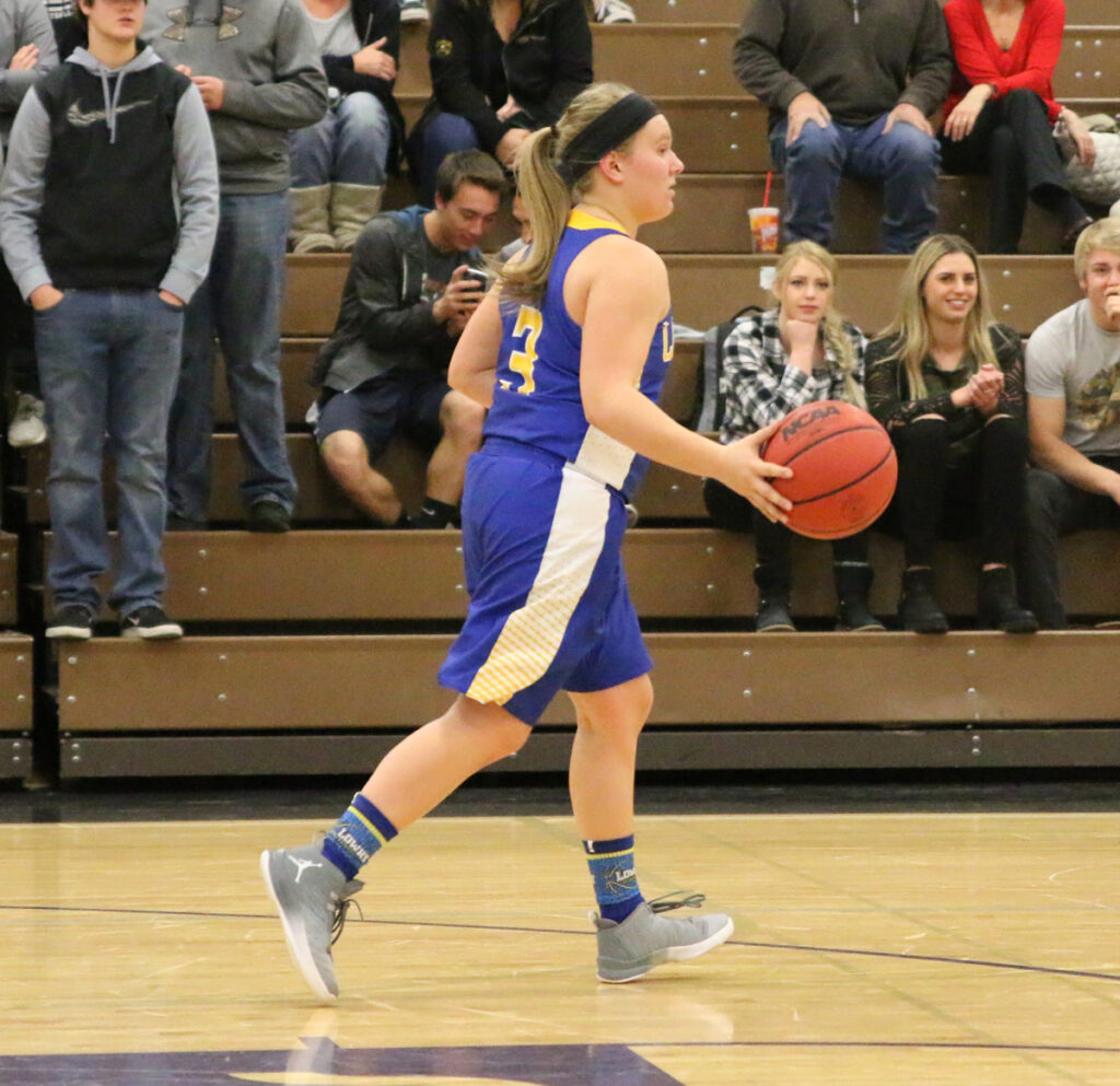 Alyssa Kuskie brings the ball up the court./Dylan Kalkoske• The Brand