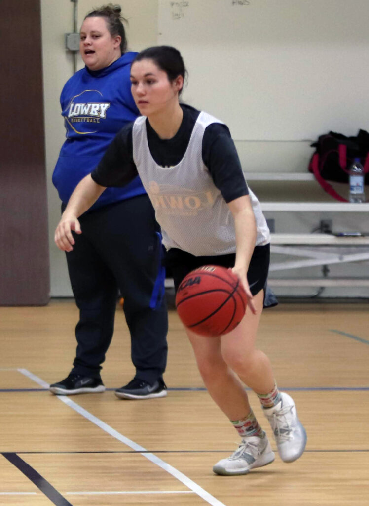  Kailey Franklin dribbles the ball./Ron Espinola • The Brand