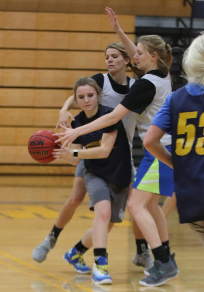 Bailey Raabe avoids Jovi Kuskie and Hannah Whitted. /Ron Espinola • The Brand