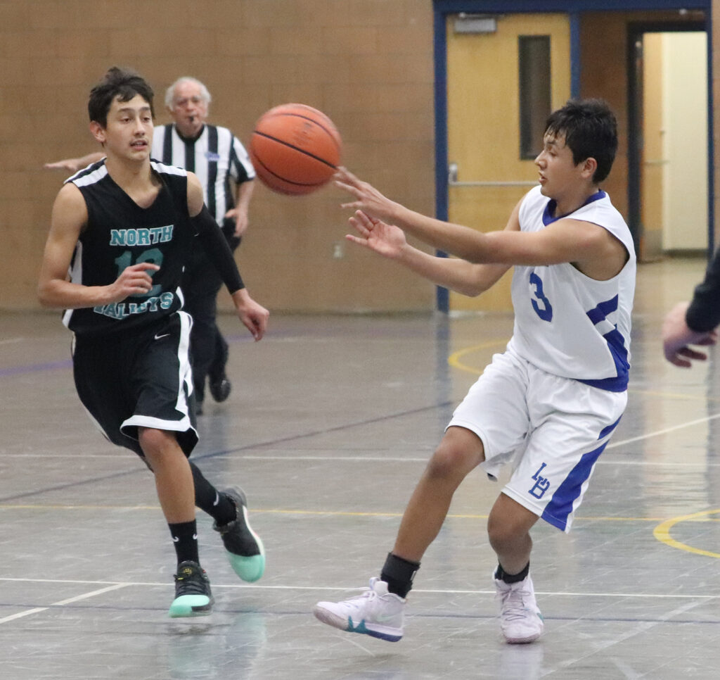 Iysis Arriola catches  the pass./Ron Espinola • The Brand