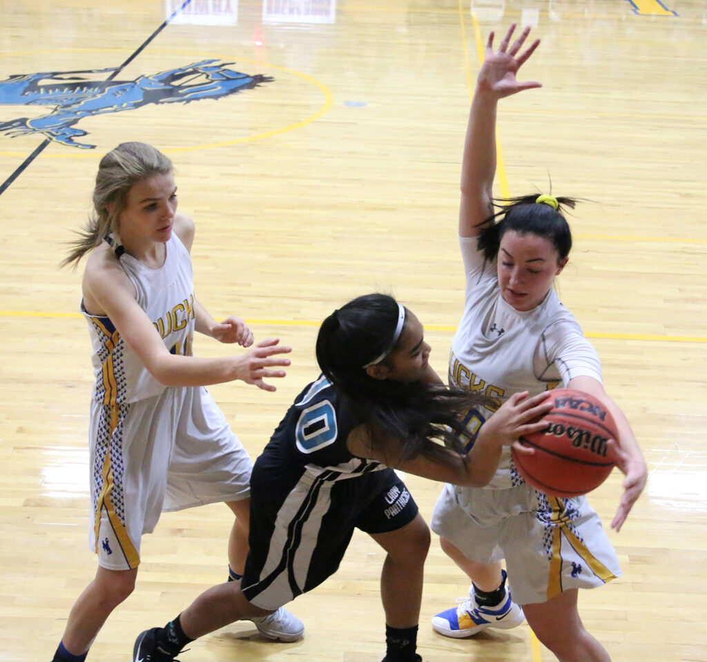 Macy Delong blocks a pass while setting a trap with Jovi Kuskie./Clarissa Olson • The Brand