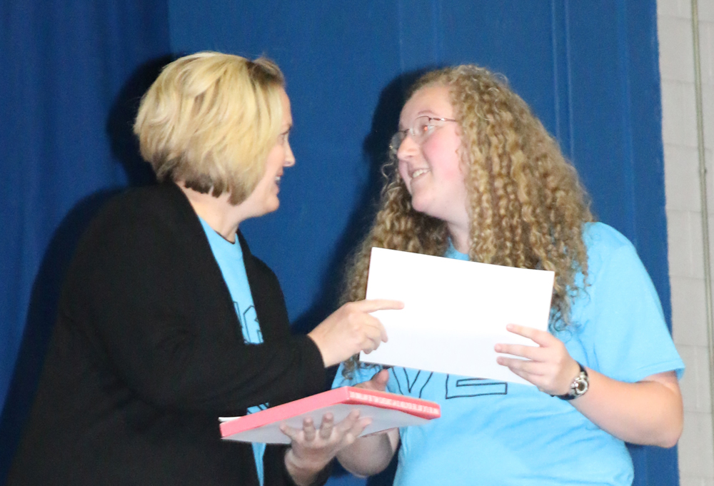 Josie Warn receives an award from Mrs. Godinez./Ron Espinola • The Brand